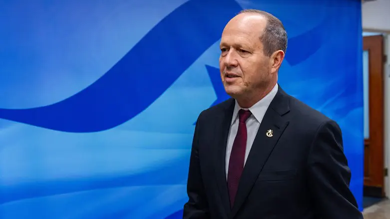 צעיר זרק ביצה על מפגינים מול ביתו של ברקת