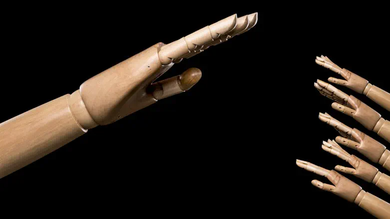 Influencer sparks outrage with Nazi salute at Ohio University