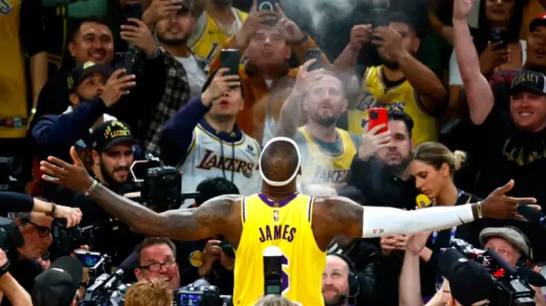 עסקת ענק ב-NBA: הלייקרס ימכרו בסכום שיא