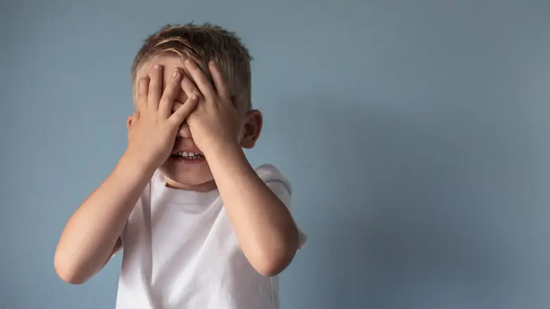 להסתכל לה בעיניים