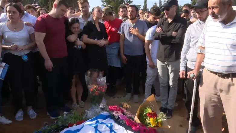 Watch: Friends and family sing at Elan Ganeles' funeral