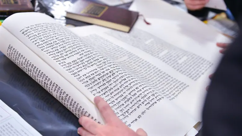 "לך כנוס את כל היהודים"