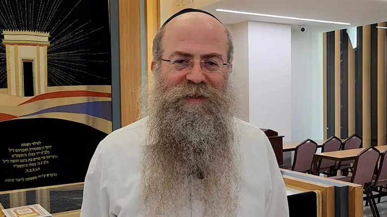 Arutz Sheva Chabad emissary welcomes secular visitors center in Thailand