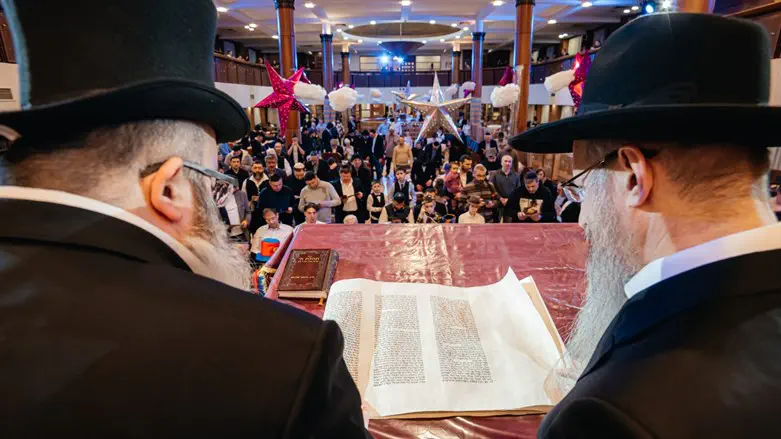 מגילה בת 200 שנה נמסרה לרב הראשי של רוסיה