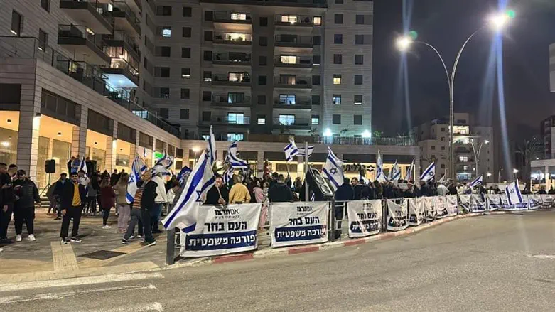 Hundreds gather in Yavneh, tell govt not to back down
