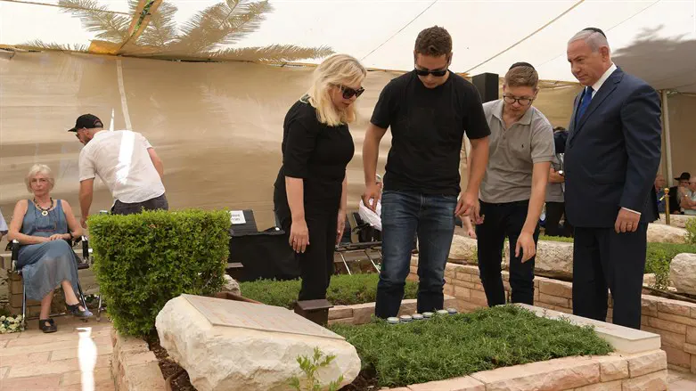 Amos Ben-Gershom Man indicted for placing threats on Yoni Netanyahu's grave