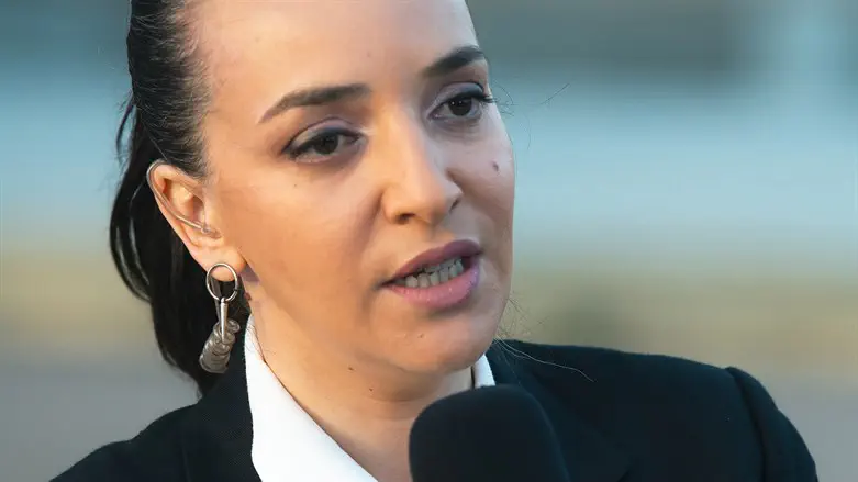 מטיפה לדמוקרטיה, מתעלמת מהמציאות