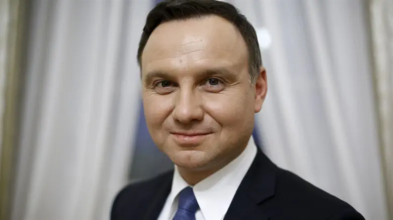 Polish Pres. awards medal to Jewish Foundation for the Righteous leader
