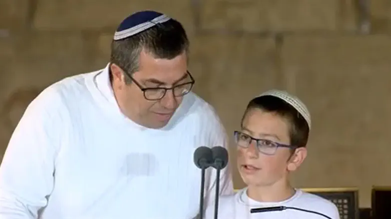 חגיגות בר מצווה לצור יניב בבית העלמין