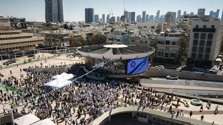 תפילת יום העצמאות מול חופי ימה של תל אביב
