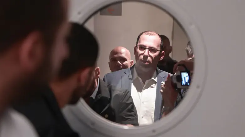 דרכו לאישתי חנה על הרגל ואיחלו לי מוות