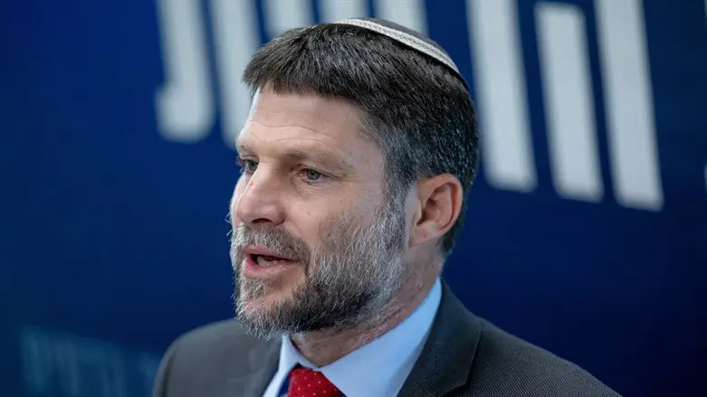 צילום: Yonatan Sindel/Flash90 שר האוצר סמוטריץ' ממריא לכנס ה-OECD בפריז
