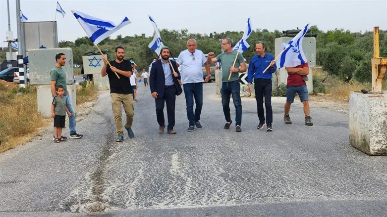 ח"כ צבי סוכות חסם בגופו את המחסום שנפתח 