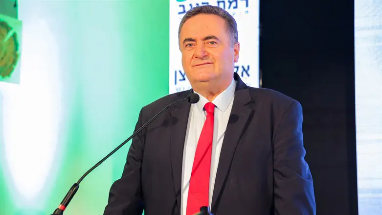 מפגיני שמאל ירקו על ישראל כ"ץ וקיללו אותו
