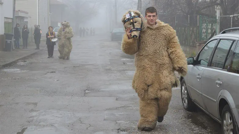 נלחם בקופים: החקלאי שהתחפש לדוב