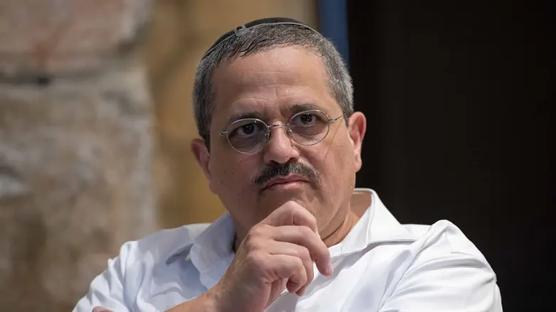 מפכ”ל המשטרה לשעבר רוני אלשיך נחקר במשטרה בחשד להעסקת שב”ח