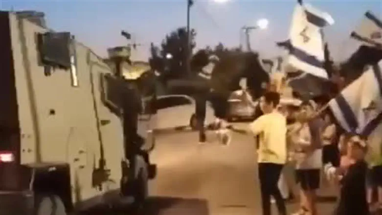 הלוחמים התקבלו במבוא דותן בדגלי ישראל