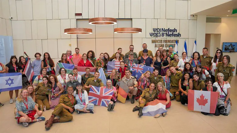Mothers and lone soldiers enjoy surprise reunion in Jerusalem