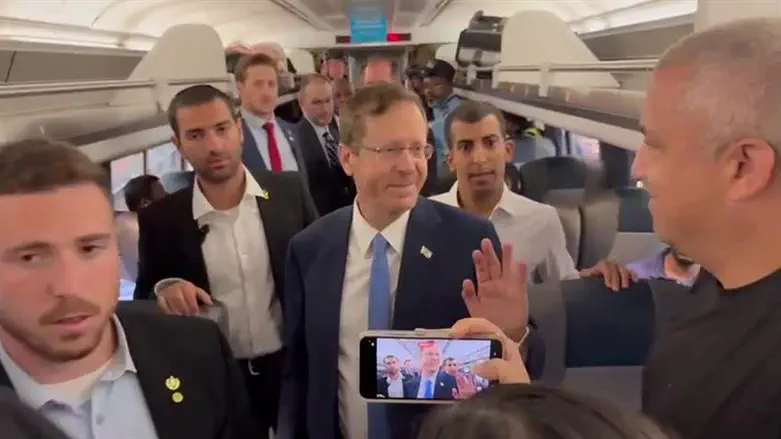 ישראלים נגד הרפורמה מחו מול הנשיא הרצוג