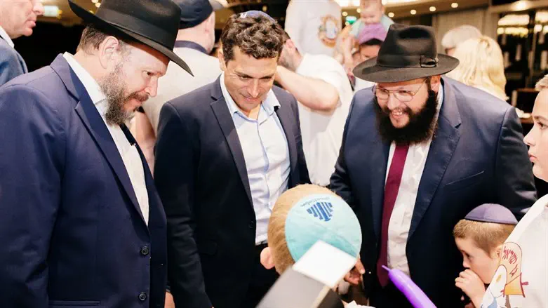 MG Film Maciej Gąsiorowski Diaspora Minister visits Chabad refugee camp in Poland