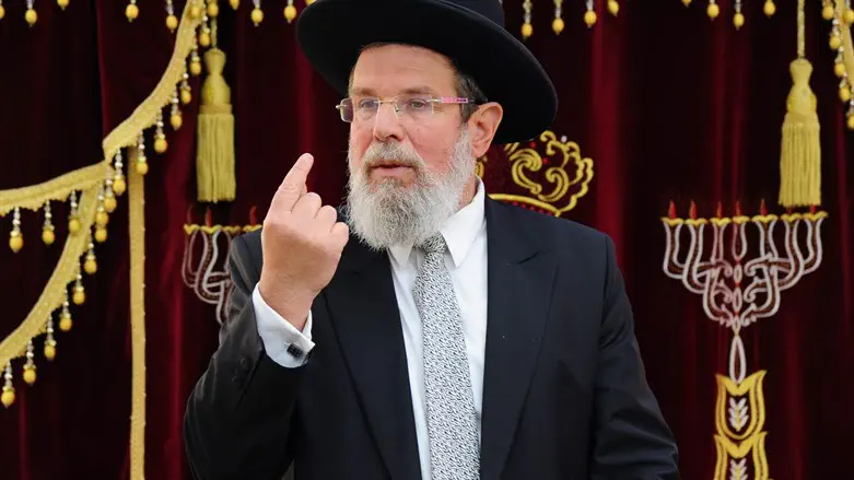 הרב אליהו והרב בר יתמודדו לרבנות הראשית