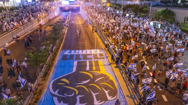 Navy suspeds reserve officer who refused to report for duty