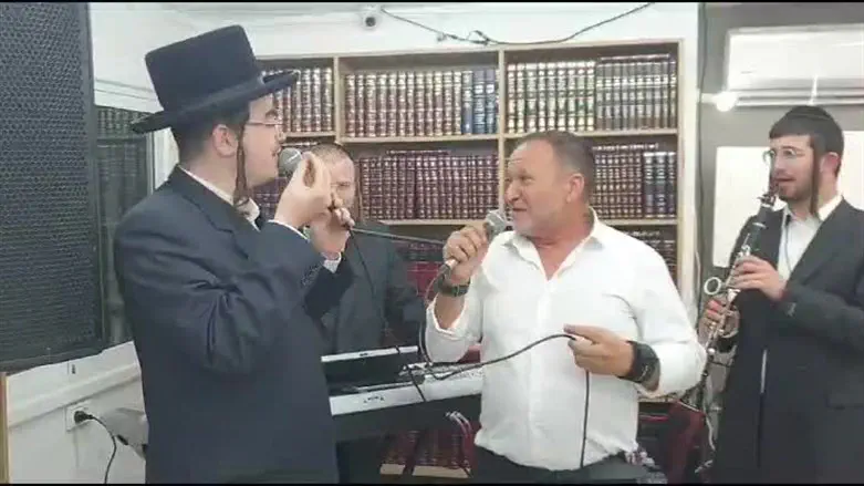 צפו: הדואט של המפכ"ל עם הזמר החסידי