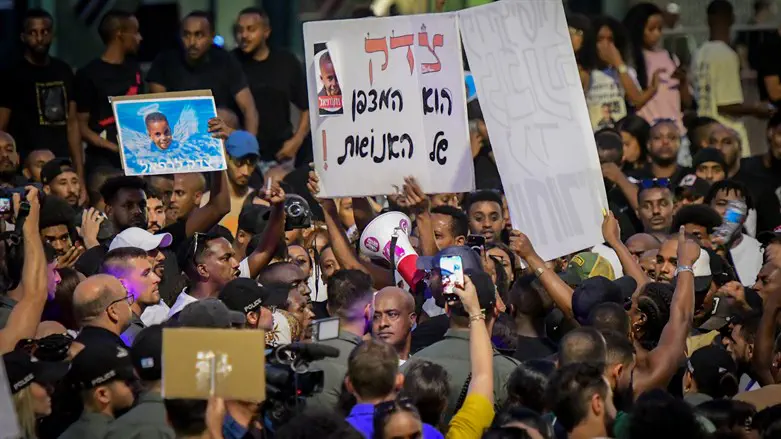 Firebombs and flashbangs at Tel Aviv protest