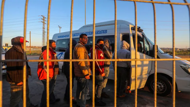 Atia Mohammed/Flash 90 8,000 Palestinian Arab workers enter from Judea and Samaria