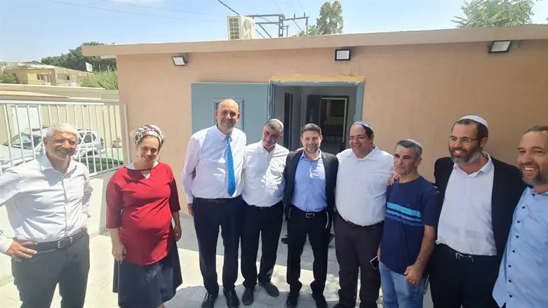 סמוטריץ' חנך מחדש את בית הכנסת השרוף