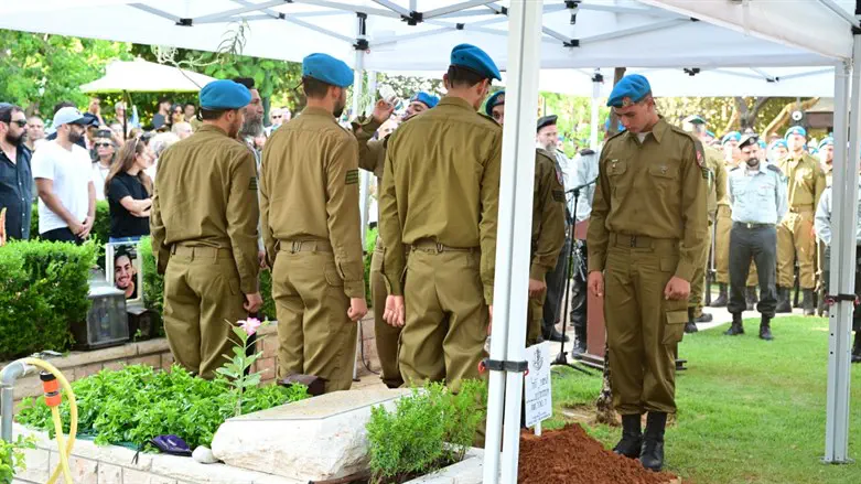 הלוחם מקסים מולצ'נוב הובא למנוחות