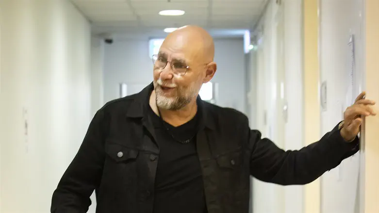 הג'וב החדש של צביקה הדר