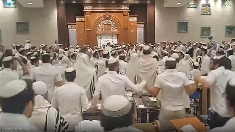 Video: As Yom Kippur ends, song and dance in the Beit El Yeshiva