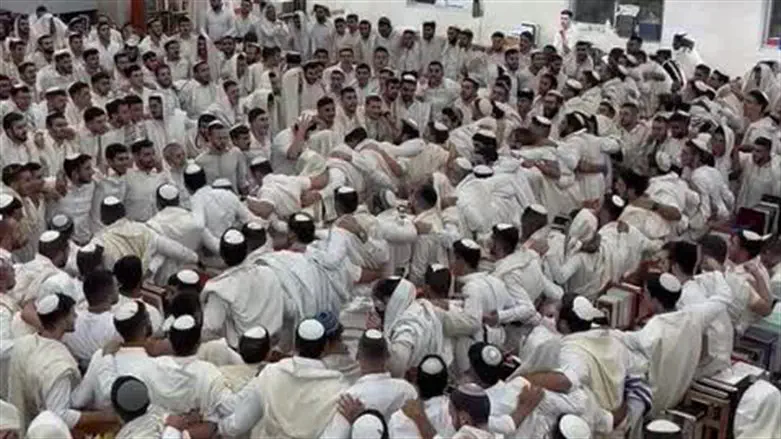 צילום: שילה אלגם ריקודים בישיבת שדרות במוצאי יום הכיפורים