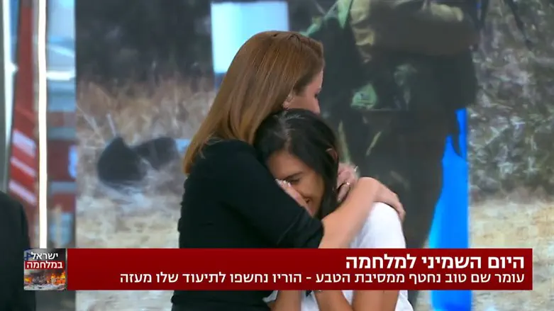 צילום: חדשות 13 המגישה ניגשה לאם כדי לחבק ולעודד