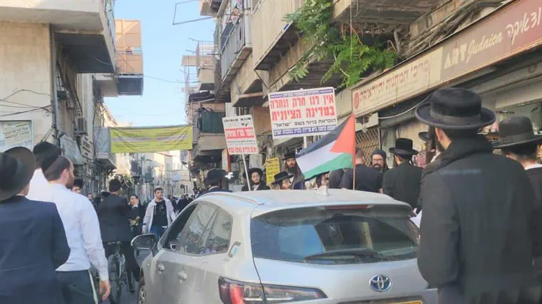 חרדים קיצוניים צעדו בירושלים עם דגלי אש"ף