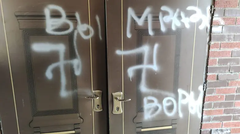 צילום: דוברות המשטרה כתובות נאצה וצלבי קרס על בית חב"ד בשדרות