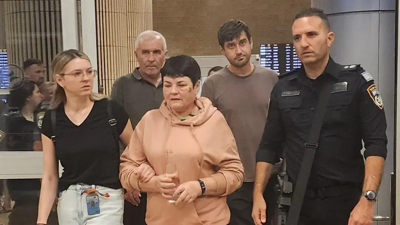 צילום: משטרת ישראל הוריו של השוטר אנדרי פושיבאי הגיעו לארץ