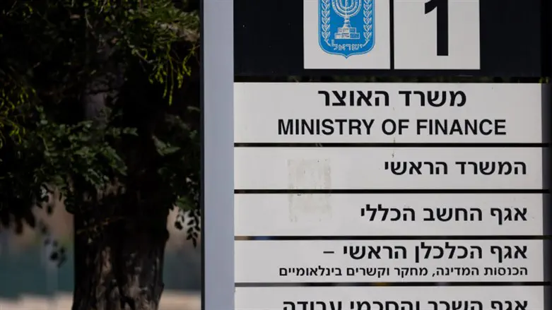 פקידי האוצר דורשים העלאת מיסים דרמטית