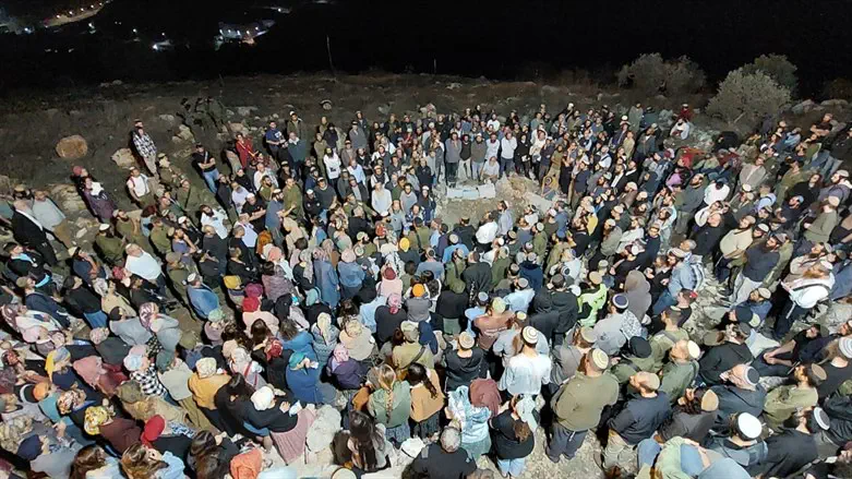 אפרים באואר ובנו נטמנו בקבר הראשון באביתר