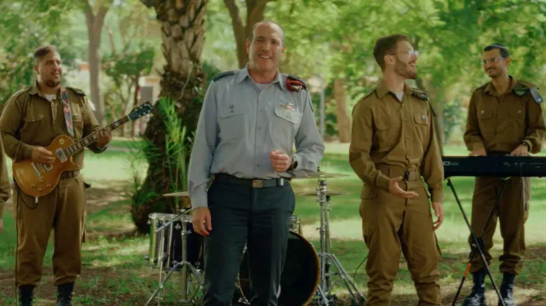 להקת הרבנות הצבאית החזן הראשי לצה"ל בשיר מיוחד לנשות החיילים