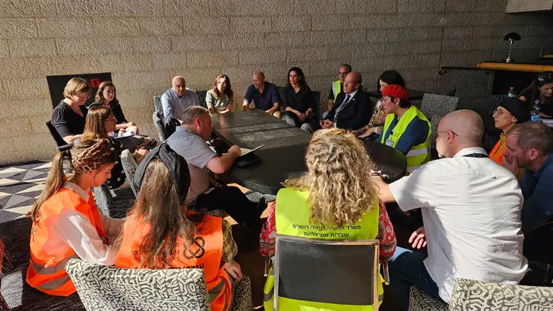 מבקר המדינה נפגש עם מפונים בירושלים