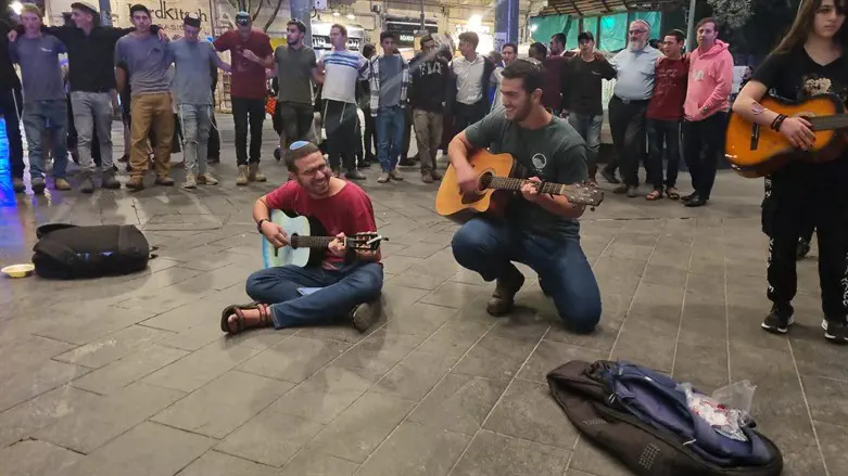 נוער שדמות מחולה שימח בכיכר ציון