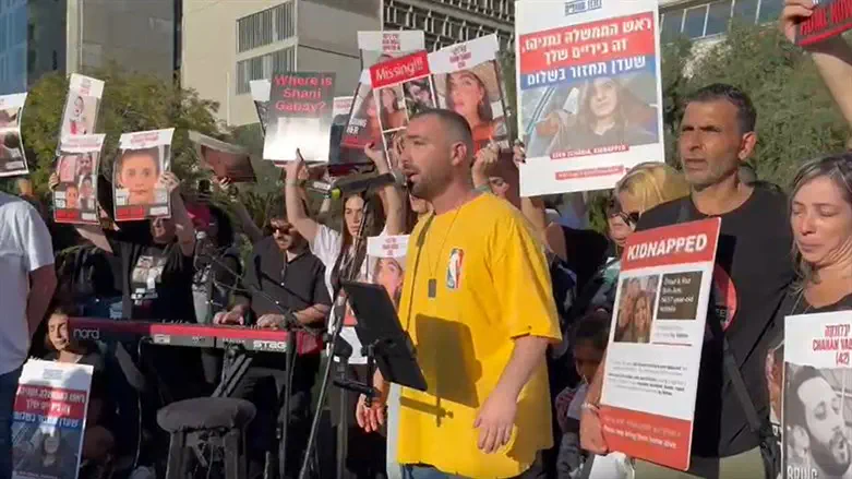צילום: מטה המשפחות עומר אדם שר 'התקווה' עם משפחות החטופים