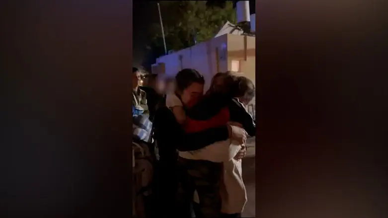 צילום: באדיבות המשפחה רגע המפגש בין מעין לבנותיה שחזרו מהשבי