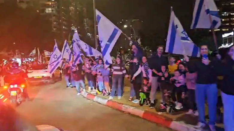 Spokesperson Residents of Hod Hasharon cheer for freed hostages