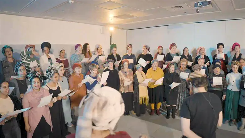 נשות המפונים משדרות בשירת המונים