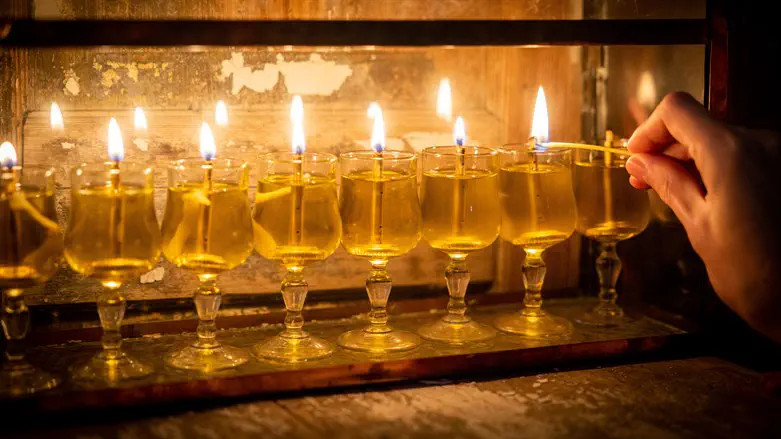 צילום: תמונה: Yonatan Sindel/Flash 90 92% светских израильтян зажигают ханукальные свечи