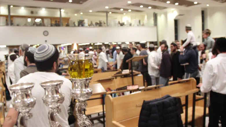 חוגגים נר ראשון של חנוכה בישיבת בית אל
