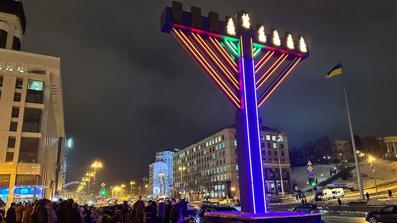 החנוכייה הגדולה באירופה הודלקה בלב קייב